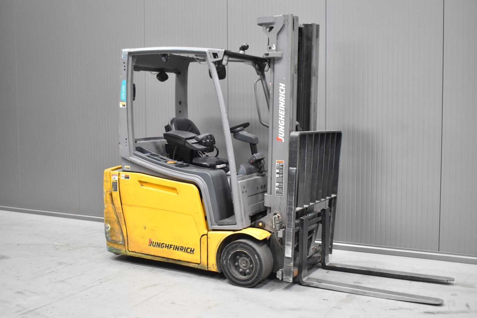 Použité vysokozdvižné vozíky JUNGHEINRICH EFG 220 /56214/ ELEKTRO DREIRADFRONTSTAPLER (13028568)