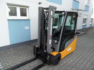 Použité vysokozdvižné vozíky JUNGHEINRICH EFG 220 - Voll-Freihub - Kabine ELEKTRO DREIRADFRONTSTAPLER (13074487)
