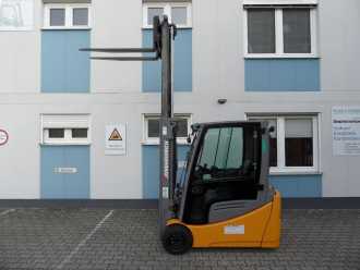 Použité vysokozdvižné vozíky JUNGHEINRICH EFG 220 - Voll-Freihub - Kabine ELEKTRO DREIRADFRONTSTAPLER (13074487)
