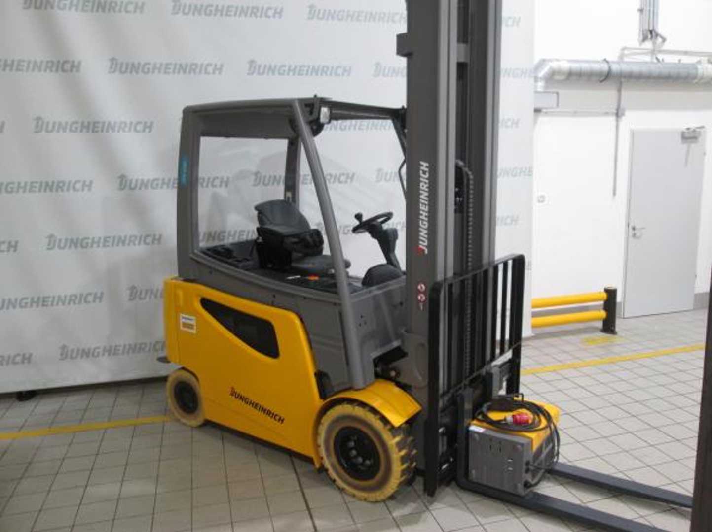 Použité vysokozdvižné vozíky JUNGHEINRICH EFG 425k SP E GE 120-700 DZ ELEKTRO VIERRADFRONTSTAPLER (12993185)