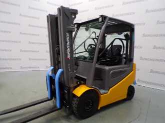Použité vysokozdvižné vozíky JUNGHEINRICH EFG 425k SP GE 115-440 DZ ELEKTRO VIERRADFRONTSTAPLER (13037502) backdrop