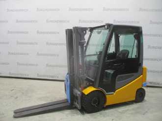 Použité vysokozdvižné vozíky JUNGHEINRICH EFG 425ks MP GE+T 135-440 DZ ELEKTRO VIERRADFRONTSTAPLER (13074995) backdrop