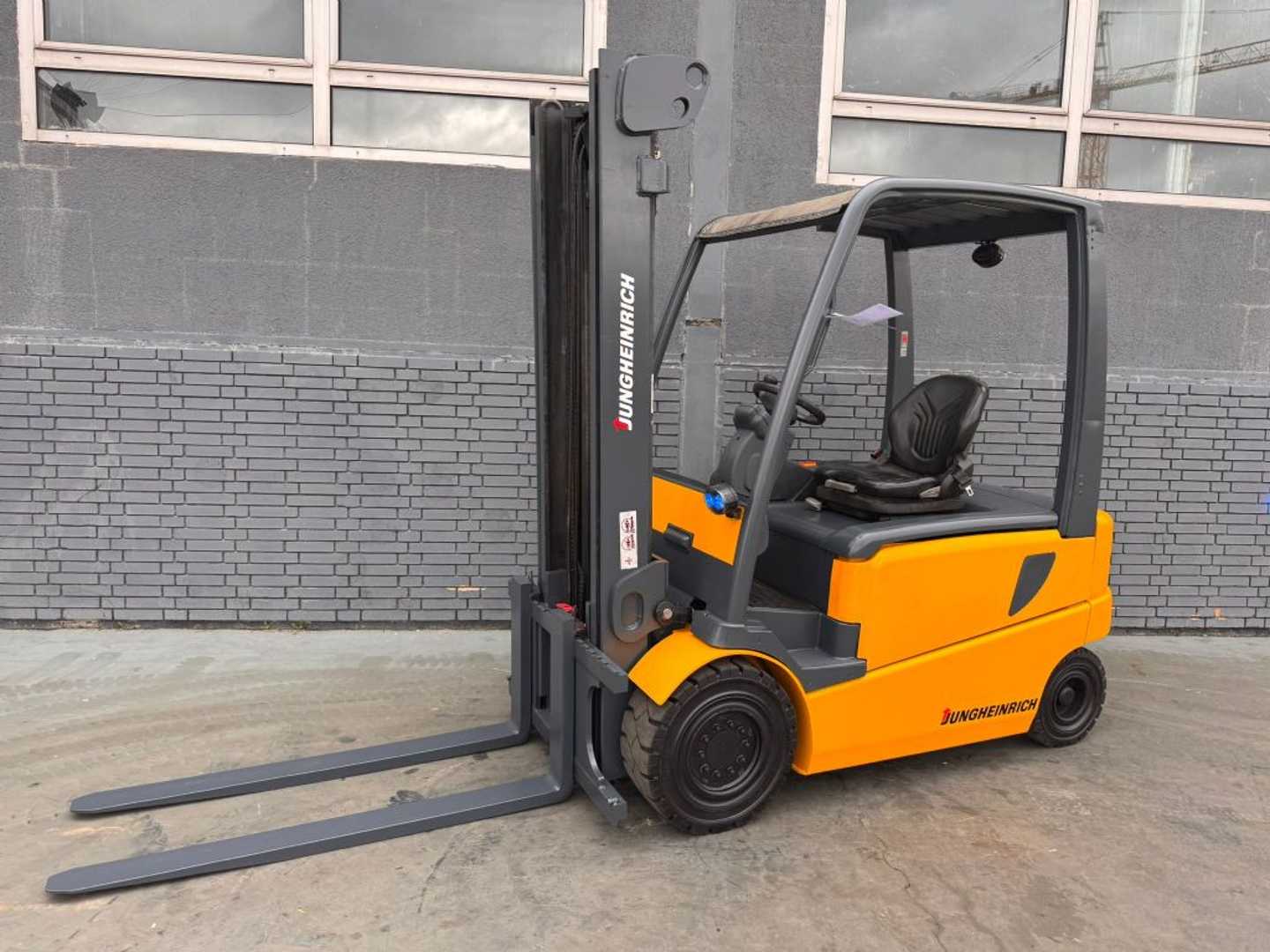 Použité vysokozdvižné vozíky JUNGHEINRICH EFG 430 Baujahr 2006/ Stunden 9086/ Akku 2014 ELEKTRO VIERRADFRONTSTAPLER (13000995)