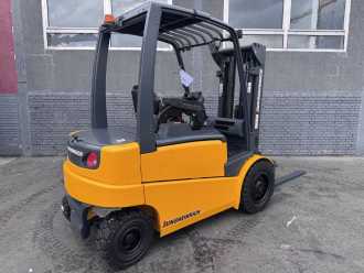 Použité vysokozdvižné vozíky JUNGHEINRICH EFG 535 Baujahr 2010/ Stunden 1186 TRIPLEX TOP ZUSTAND ELEKTRO VIERRADFRONTSTAPLER (13075081)