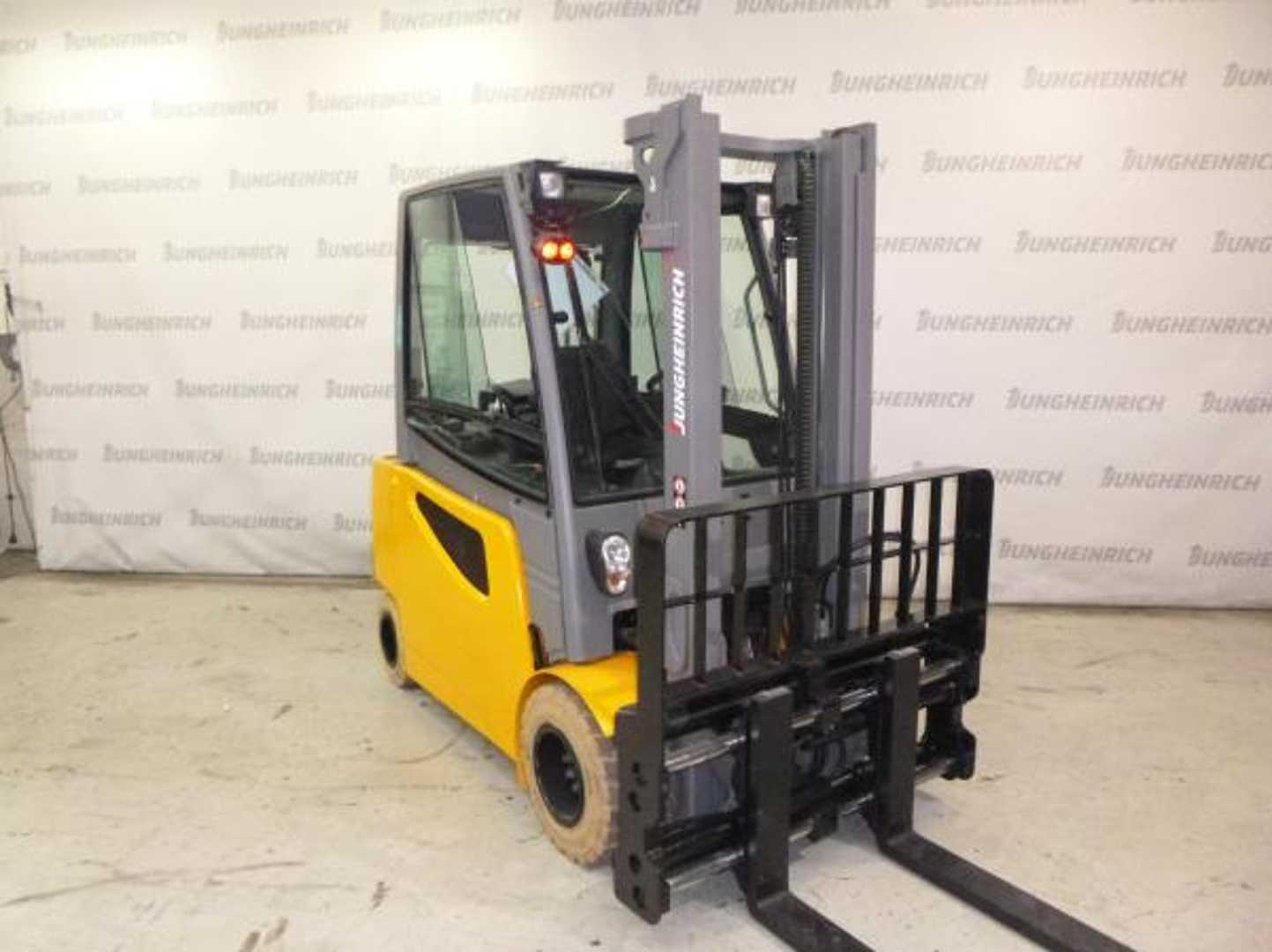 Použité vysokozdvižné vozíky JUNGHEINRICH EFG S30 SP ZVG 120-330 ZT ELEKTRO VIERRADFRONTSTAPLER (13044776)