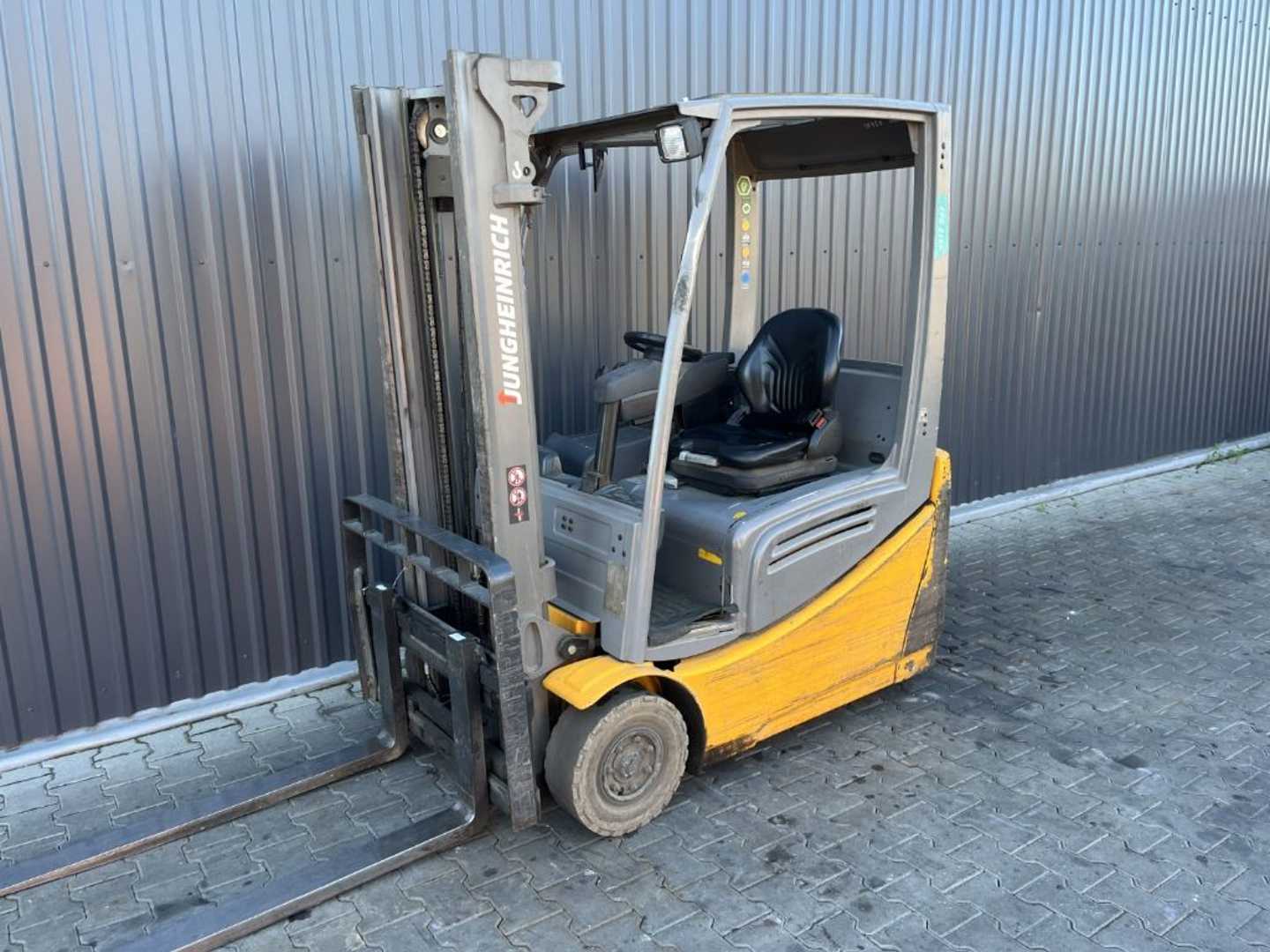 Použité vysokozdvižné vozíky JUNGHEINRICH EFG216k ELEKTRO DREIRADFRONTSTAPLER (13061604)