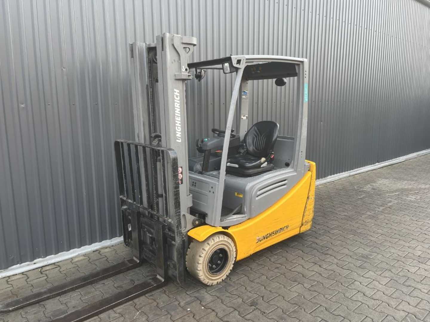 Použité vysokozdvižné vozíky JUNGHEINRICH EFG220 ELEKTRO DREIRADFRONTSTAPLER (13073634)