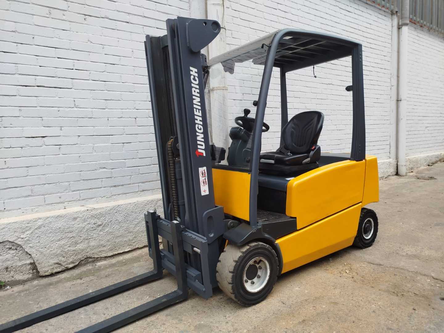 Použité vysokozdvižné vozíky JUNGHEINRICH EFG320 ELEKTRO VIERRADFRONTSTAPLER (13030292)