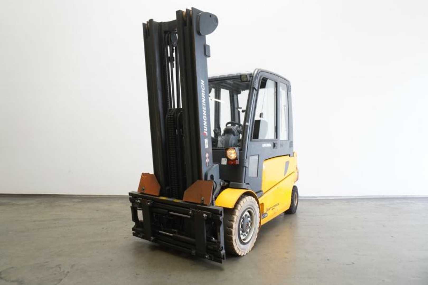 Použité vysokozdvižné vozíky JUNGHEINRICH EFG545 ELEKTRO VIERRADFRONTSTAPLER (13071411)