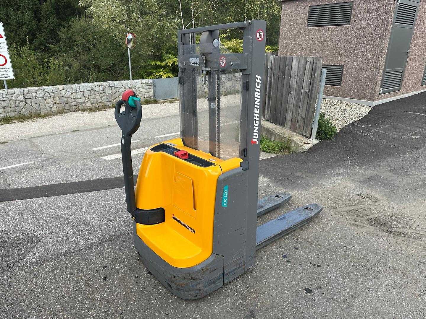 Použité vysokozdvižné vozíky JUNGHEINRICH EJC 110 - 250ZT ELEKTRO HOCHHUBWAGENDEICHSEL (13067432)