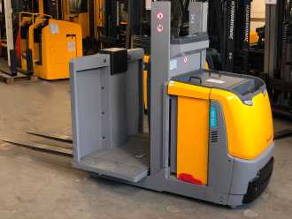 Použité vysokozdvižné vozíky JUNGHEINRICH EKS 110 L 100 E EKS 110 L - Service Neu + Garantie - nur 1.216 Std ELEKTRO NIEDERHUBKOMMISSIONIERER (13008606) backdrop