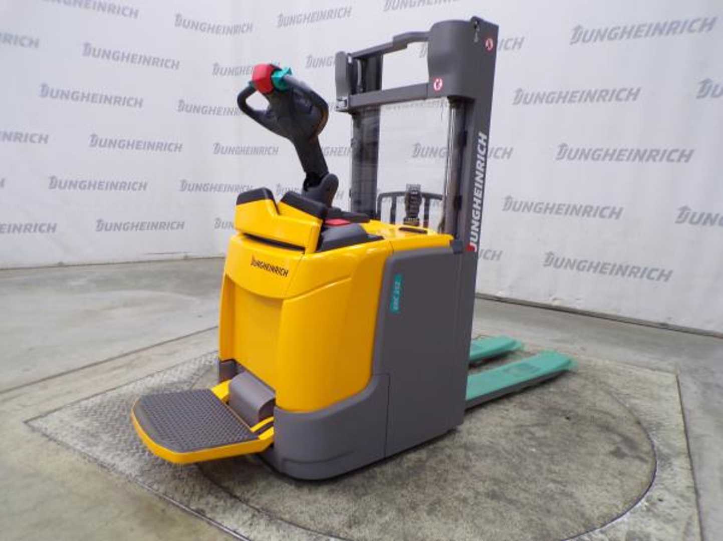 Použité vysokozdvižné vozíky JUNGHEINRICH ERC 212 G 115-250 ZZ ELEKTRO HOCHHUBWAGENFAHRERSTAND (12893124)