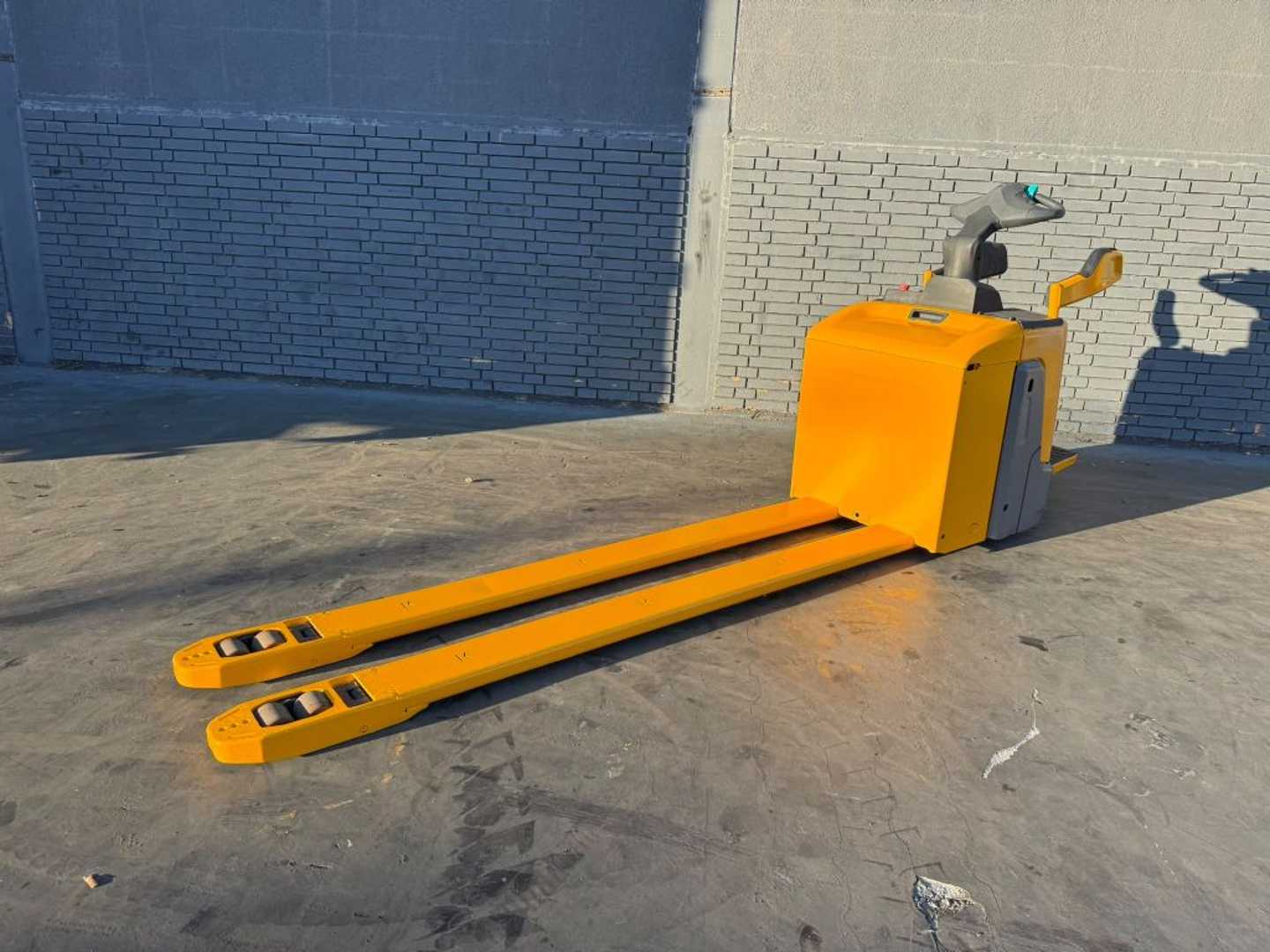 Použité vysokozdvižné vozíky JUNGHEINRICH ERE 120 Baujahr 2019 Akku 2019 Ladegerät Intergriert ELEKTRO NIEDERHUBKOMMISSIONIERER (13076480)