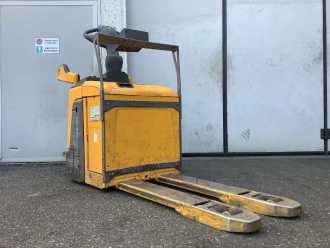 Použité vysokozdvižné vozíky JUNGHEINRICH ERE 120 ELEKTRO NIEDERHUBWAGENFAHRERSTAND (13029284)