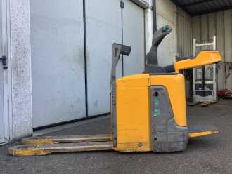 Použité vysokozdvižné vozíky JUNGHEINRICH ERE 120 ELEKTRO NIEDERHUBWAGENFAHRERSTAND (13029284)