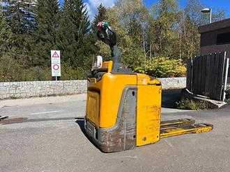 Použité vysokozdvižné vozíky JUNGHEINRICH ERE 120 ELEKTRO NIEDERHUBWAGENFAHRERSTAND (13073101) backdrop