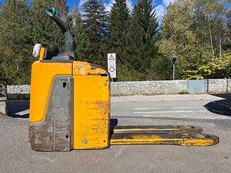 Použité vysokozdvižné vozíky JUNGHEINRICH ERE 120 ELEKTRO NIEDERHUBWAGENFAHRERSTAND (13073101)