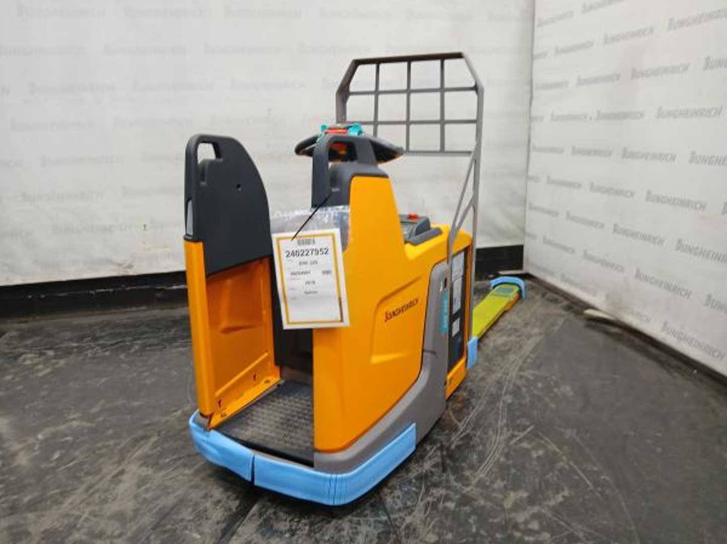 Použité vysokozdvižné vozíky JUNGHEINRICH ERE 225 FP 21 160 55 ELEKTRO NIEDERHUBWAGENFAHRERSTAND (13028863)
