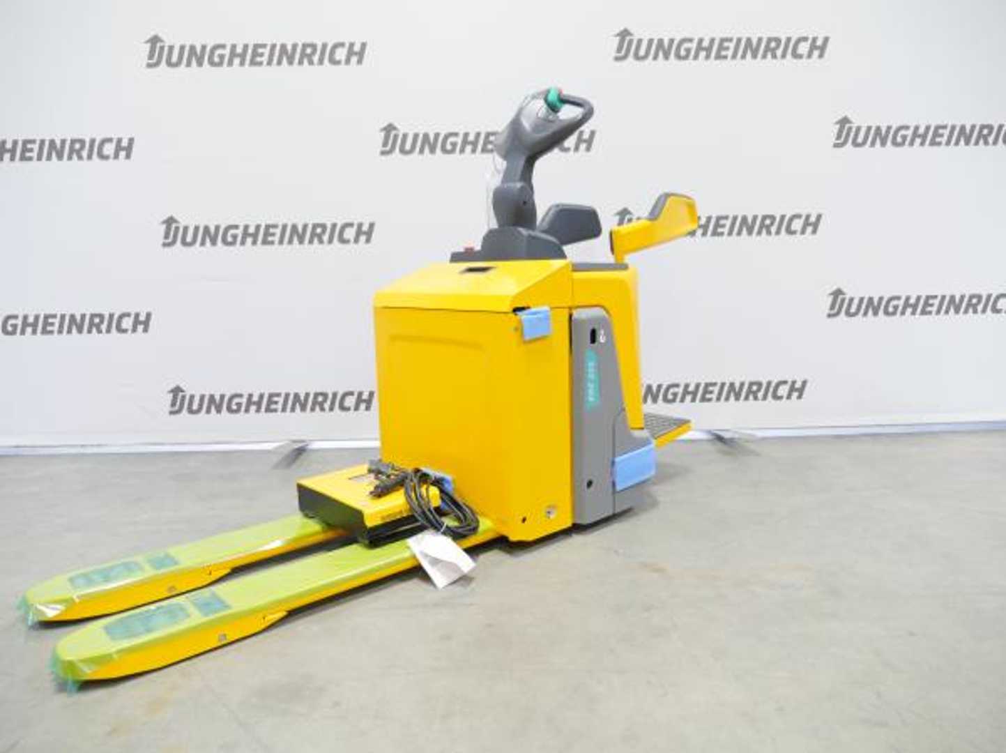 Použité vysokozdvižné vozíky JUNGHEINRICH ERE 225 KP 115-54 ELEKTRO NIEDERHUBWAGENFAHRERSTAND (13014582)