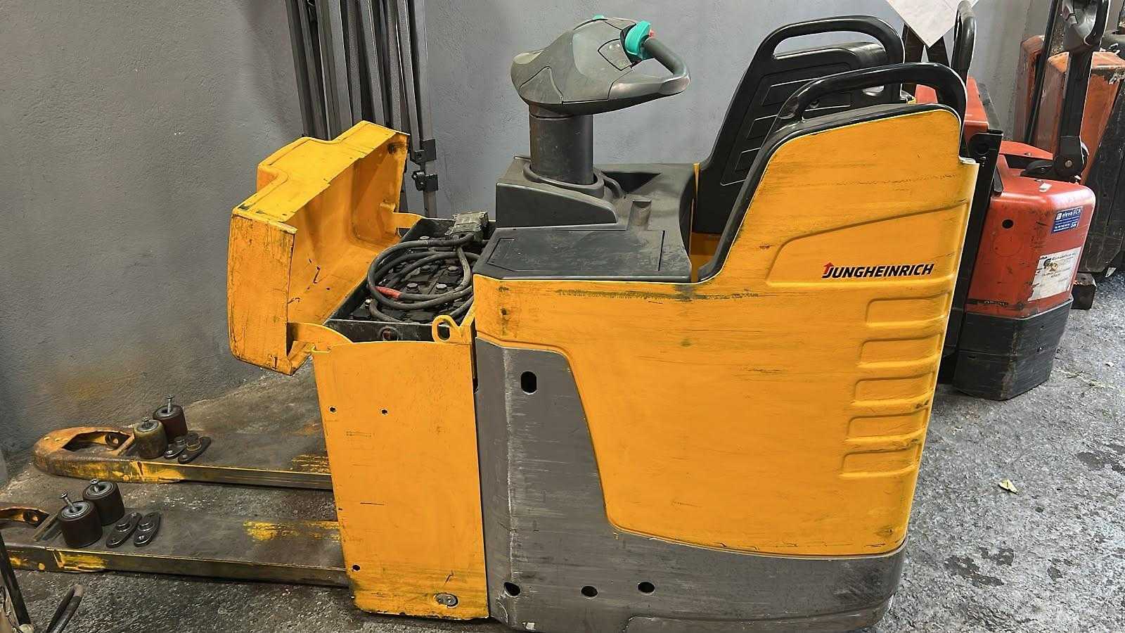 Použité vysokozdvižné vozíky JUNGHEINRICH ERE225 ELEKTRO NIEDERHUBWAGENFAHRERSTAND (13056535)
