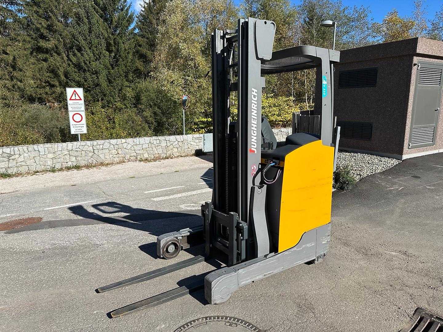 Použité vysokozdvižné vozíky JUNGHEINRICH ETV 110 - 560DZ ELEKTRO SCHUBMASTSTAPLER (13073109)