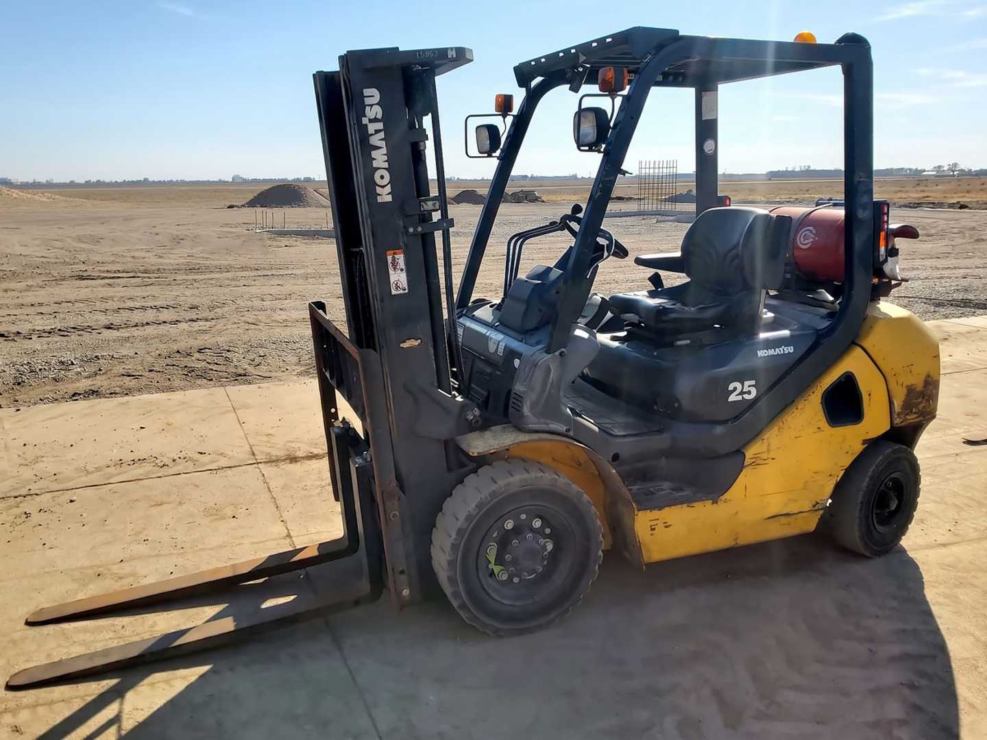 Použité vysokozdvižné vozíky KOMATSU FG25HT-17 GAS VIERRADFRONTSTAPLER (13065449)