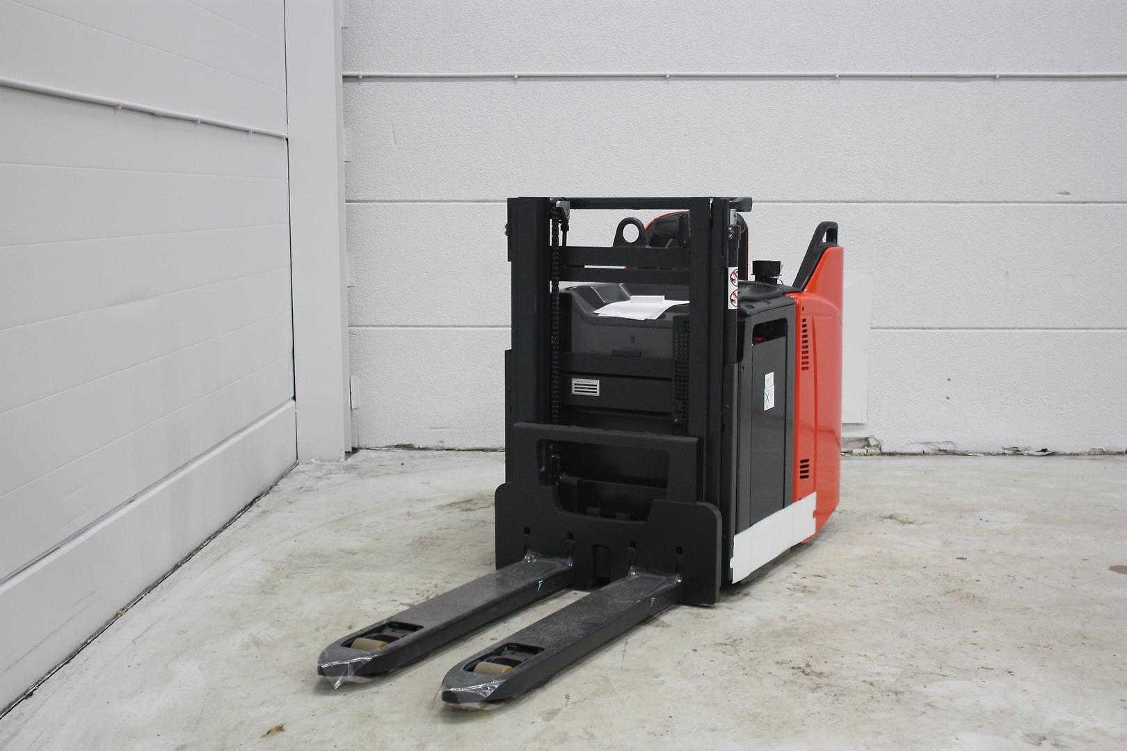 Použité vysokozdvižné vozíky LINDE D12HPSP-Klar för omgående leverans ELEKTRO HOCHHUBWAGENMANUELLELEKTRISCH (12938665)