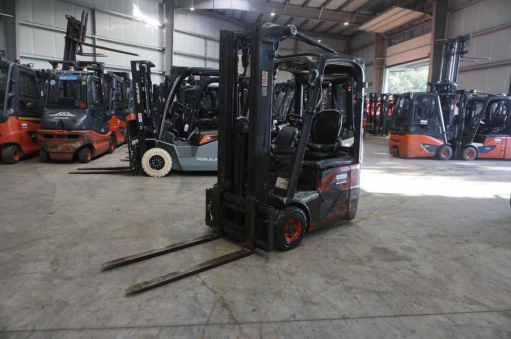 Použité vysokozdvižné vozíky LINDE E 12-02 - 2021er - 3.556 Stunden ELEKTRO DREIRADFRONTSTAPLER (13072082)