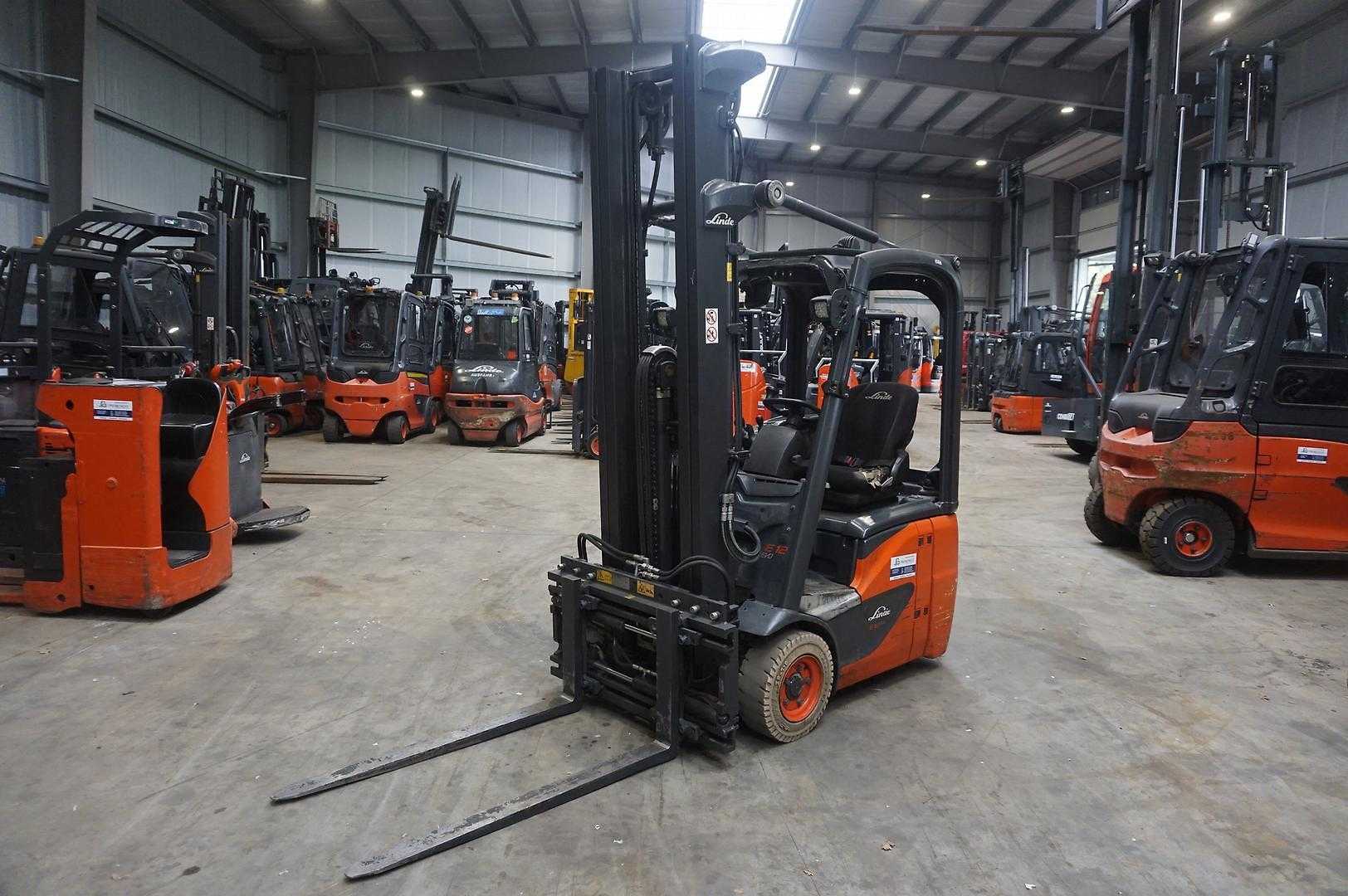 Použité vysokozdvižné vozíky LINDE E 12-02 - Nur 3.150 Stunden ELEKTRO DREIRADFRONTSTAPLER (13076365)