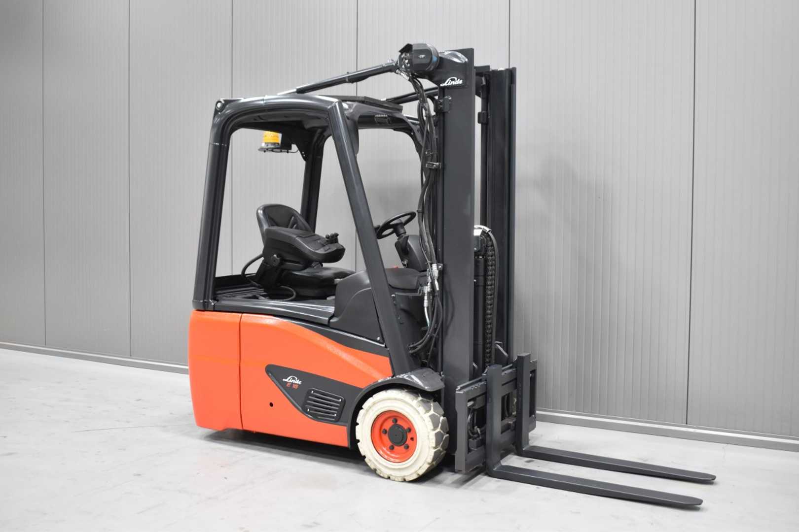 Použité vysokozdvižné vozíky LINDE E 16 C - 02 /58854/ ELEKTRO DREIRADFRONTSTAPLER (13066189)