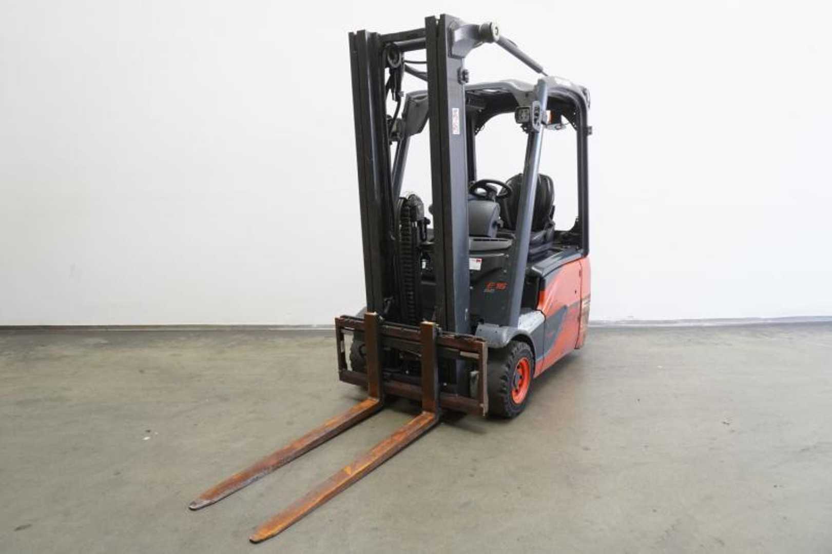 Použité vysokozdvižné vozíky LINDE E 16 C EVO 386-02 ELEKTRO DREIRADFRONTSTAPLER (13070582)