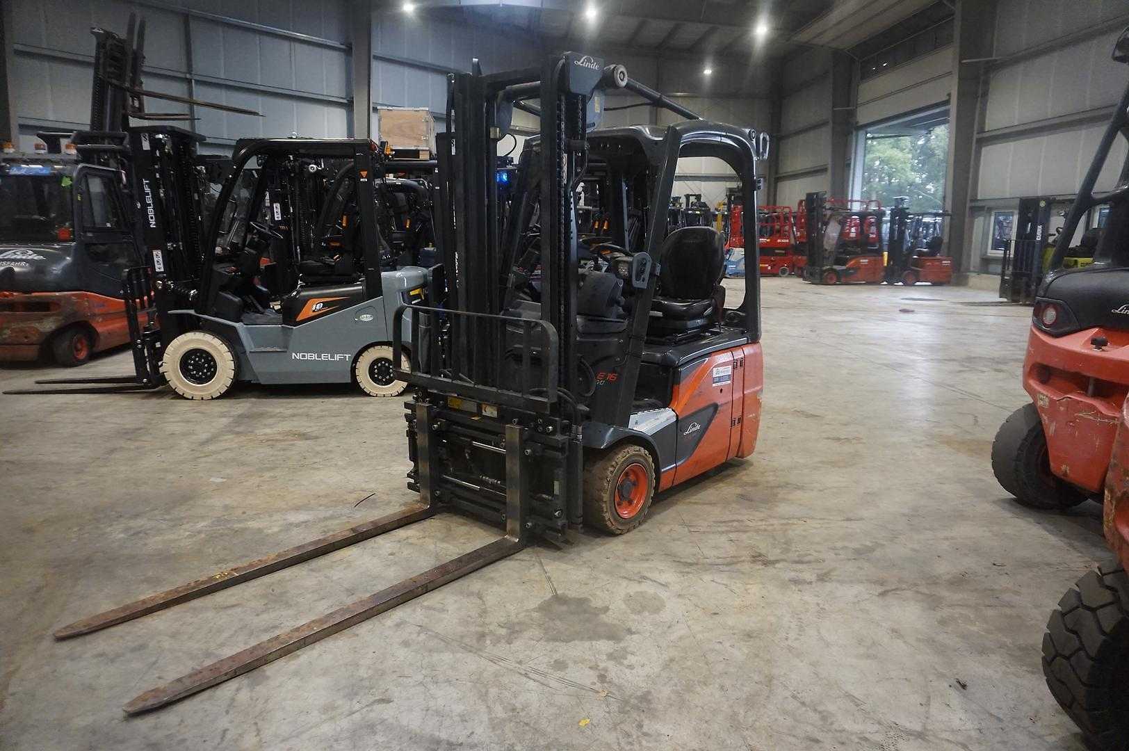 Použité vysokozdvižné vozíky LINDE E 16C-02 - 7.329 Stunden ELEKTRO DREIRADFRONTSTAPLER (13070977)