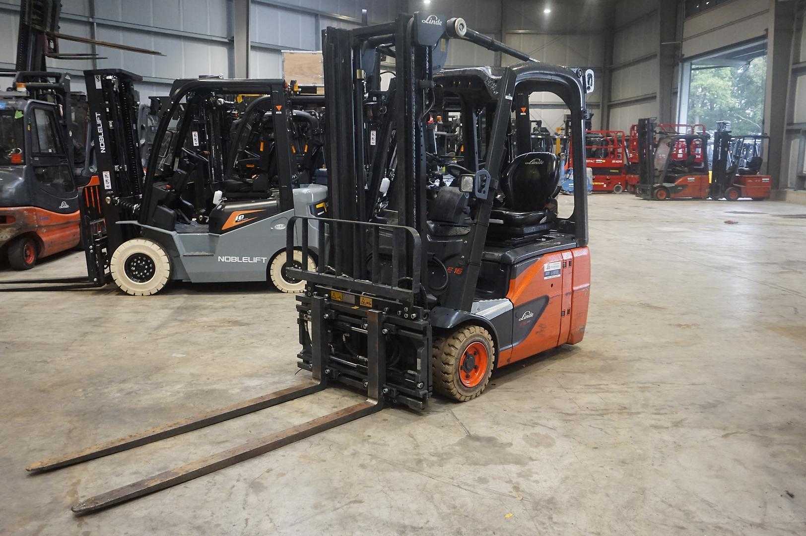Použité vysokozdvižné vozíky LINDE E 16C-02 - Nur 3.095 Stunden ELEKTRO DREIRADFRONTSTAPLER (13070976)