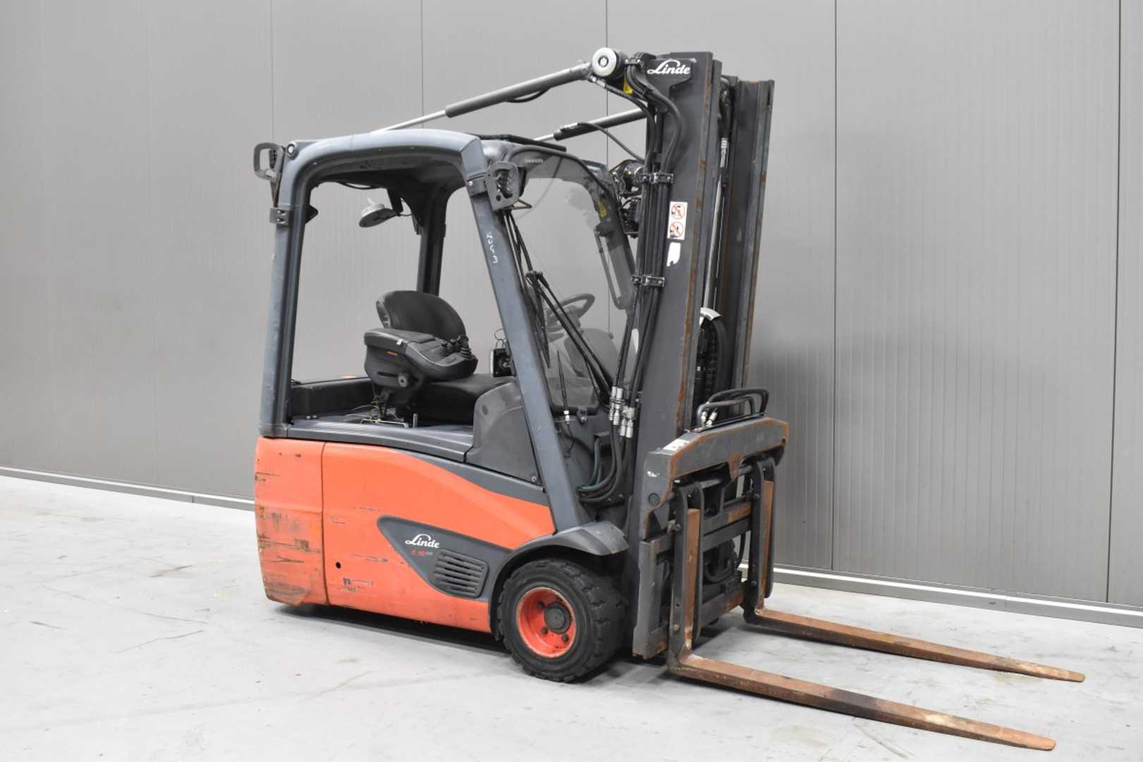Použité vysokozdvižné vozíky LINDE E 18 - 02 /58693/ ELEKTRO DREIRADFRONTSTAPLER (13075004)