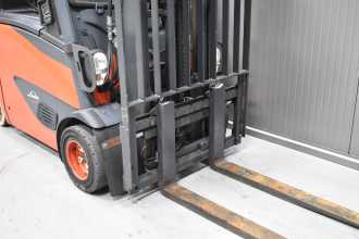 Použité vysokozdvižné vozíky LINDE E 20 PH - 02 /58648/ ELEKTRO VIERRADFRONTSTAPLER (13074773)
