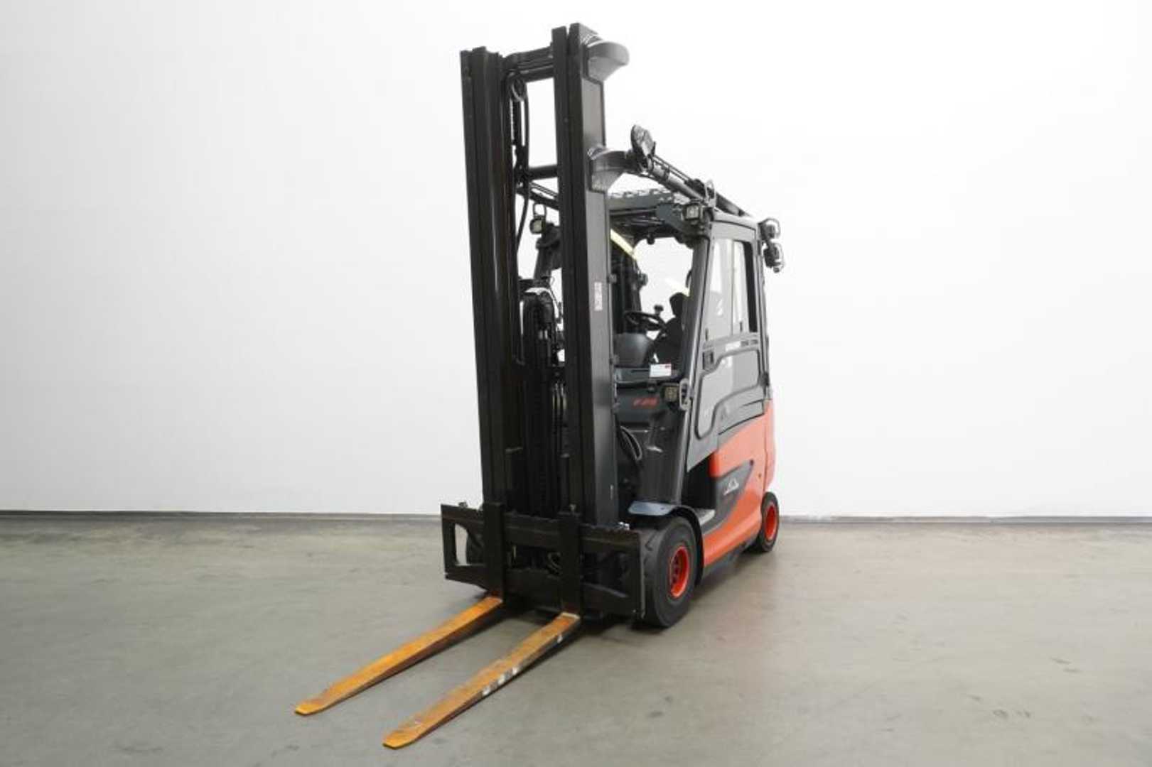 Použité vysokozdvižné vozíky LINDE E 25/600 H 387 ELEKTRO VIERRADFRONTSTAPLER (13044075)