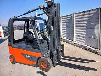 Použité vysokozdvižné vozíky LINDE E 25 ELEKTRO VIERRADFRONTSTAPLER (13037988)