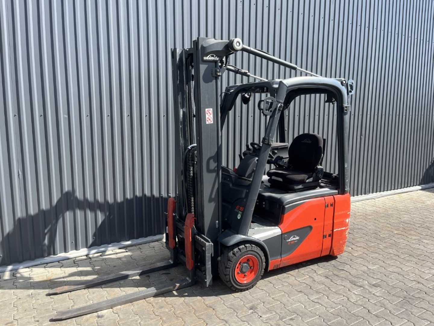 Použité vysokozdvižné vozíky LINDE E16C-02 ELEKTRO DREIRADFRONTSTAPLER (13065400)