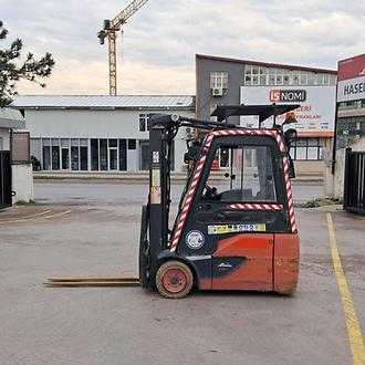 Použité vysokozdvižné vozíky LINDE E16C-386-02 ELEKTRO DREIRADFRONTSTAPLER (13006531)