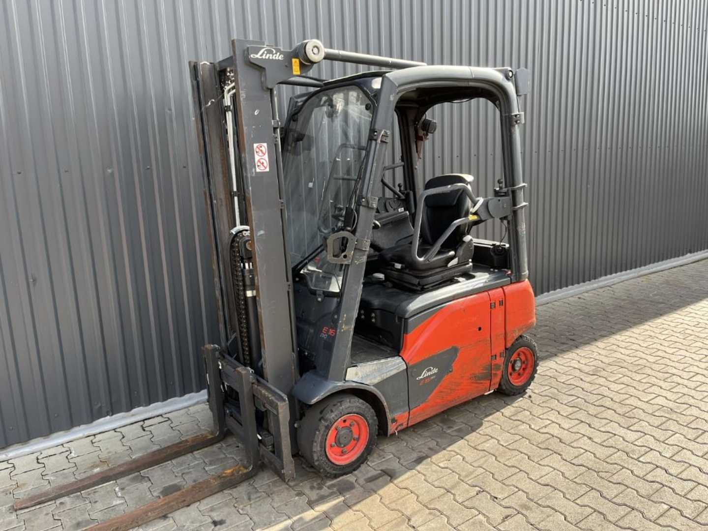 Použité vysokozdvižné vozíky LINDE E16P-02 ELEKTRO VIERRADFRONTSTAPLER (12974537)