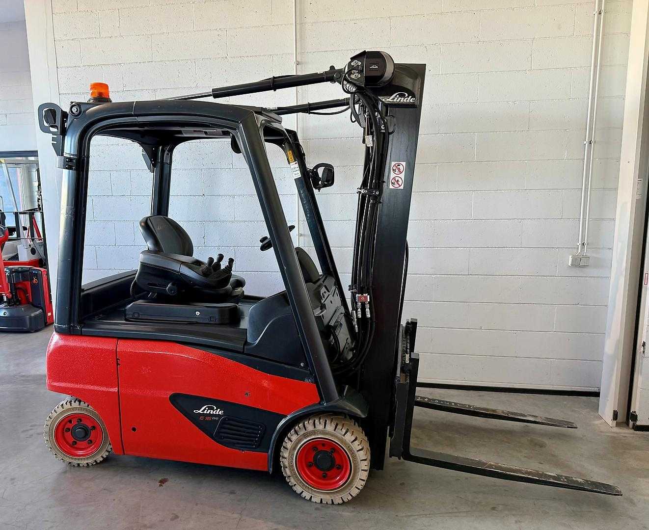Použité vysokozdvižné vozíky LINDE E16P/386-02 ELEKTRO VIERRADFRONTSTAPLER (12944286)