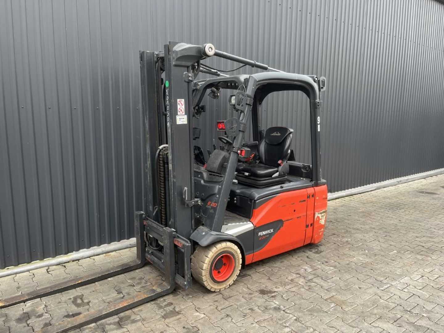 Použité vysokozdvižné vozíky LINDE E20L-02 ELEKTRO DREIRADFRONTSTAPLER (13074867)