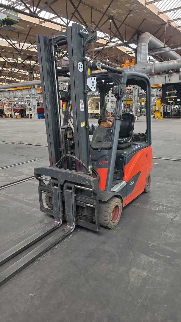 Použité vysokozdvižné vozíky LINDE E20PH-02 ELEKTRO VIERRADFRONTSTAPLER (13062203)