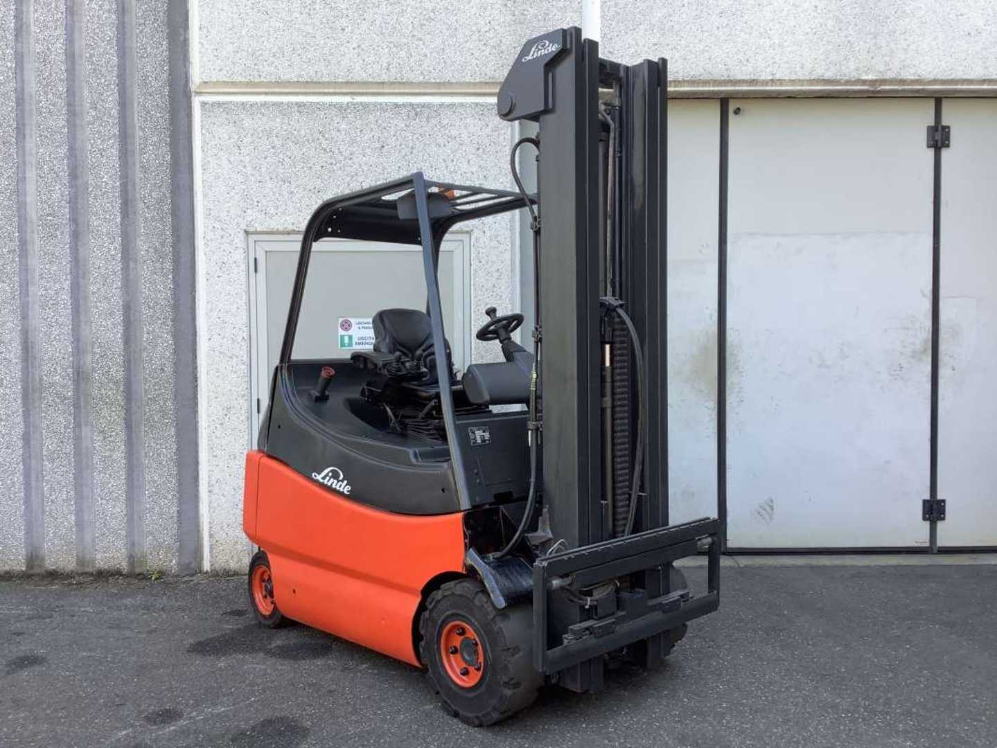 Použité vysokozdvižné vozíky LINDE E25/600-02 ELEKTRO VIERRADFRONTSTAPLER (13054738)