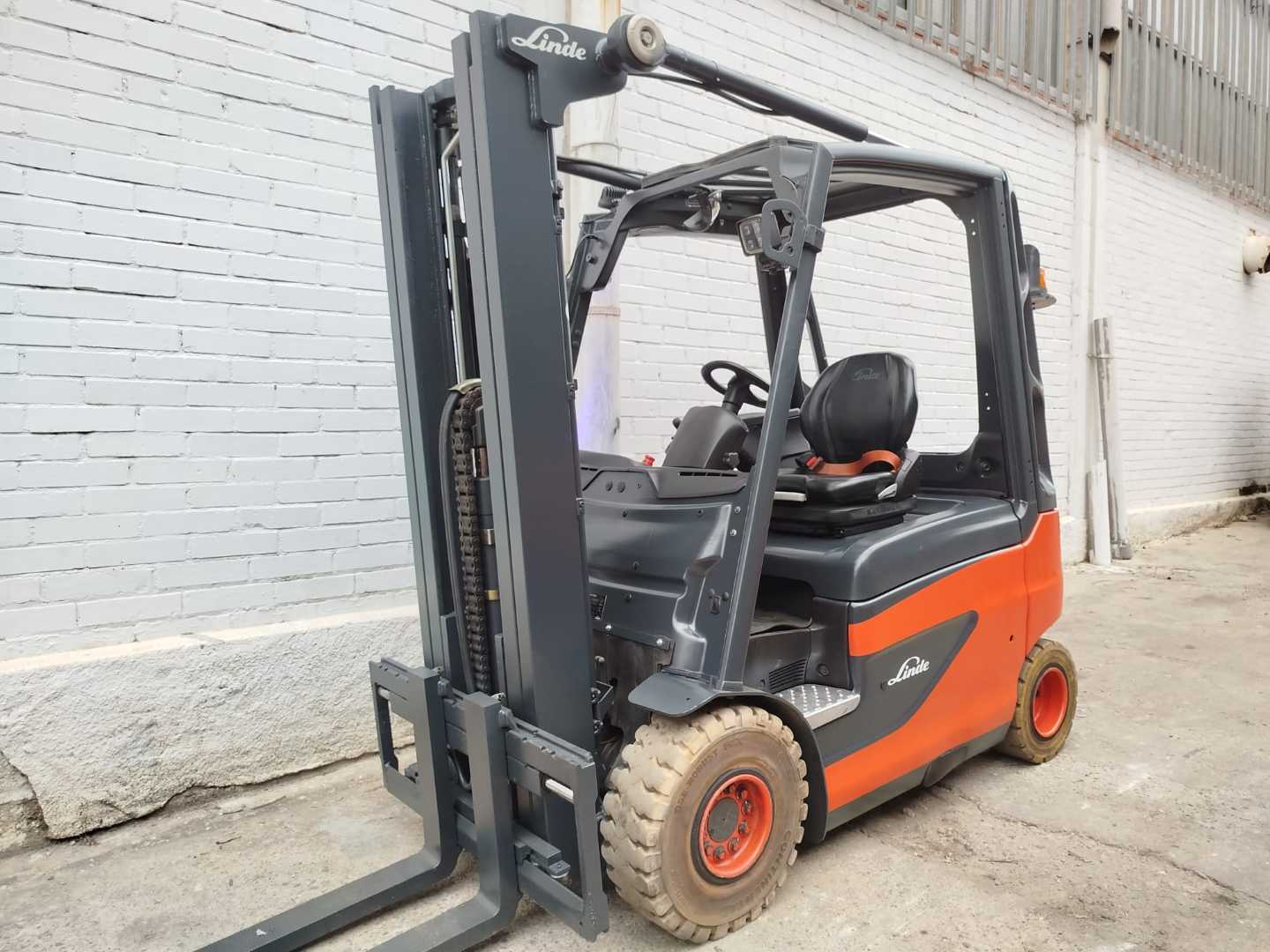 Použité vysokozdvižné vozíky LINDE E25 ELEKTRO VIERRADFRONTSTAPLER (13067376)