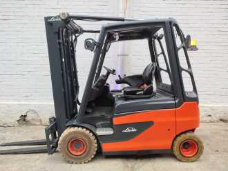 Použité vysokozdvižné vozíky LINDE E25 ELEKTRO VIERRADFRONTSTAPLER (13067376)