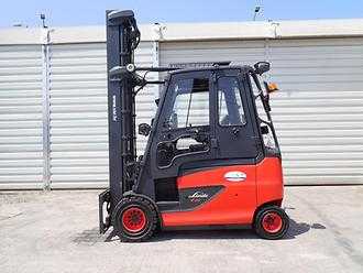 Použité vysokozdvižné vozíky LINDE E30 ELEKTRO VIERRADFRONTSTAPLER (12965200) backdrop
