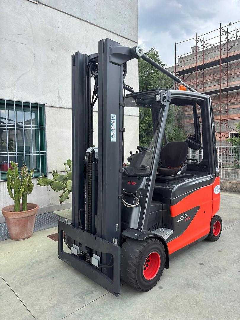 Použité vysokozdvižné vozíky LINDE E30 HL-01-600 ELEKTRO VIERRADFRONTSTAPLER (13049965)