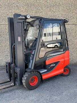 Použité vysokozdvižné vozíky LINDE E30H 387 ELEKTRO VIERRADFRONTSTAPLER (13053590) backdrop