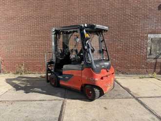 Použité vysokozdvižné vozíky LINDE E30R-01 ELEKTRO VIERRADFRONTSTAPLER (13062178)